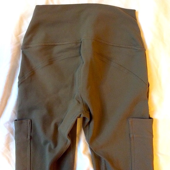 Alo High-Waist Cargo Legging (gray) - Picture 10 of 10
